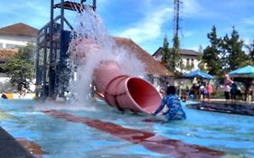 Puncak Village Hotel & Kampung Main Anak